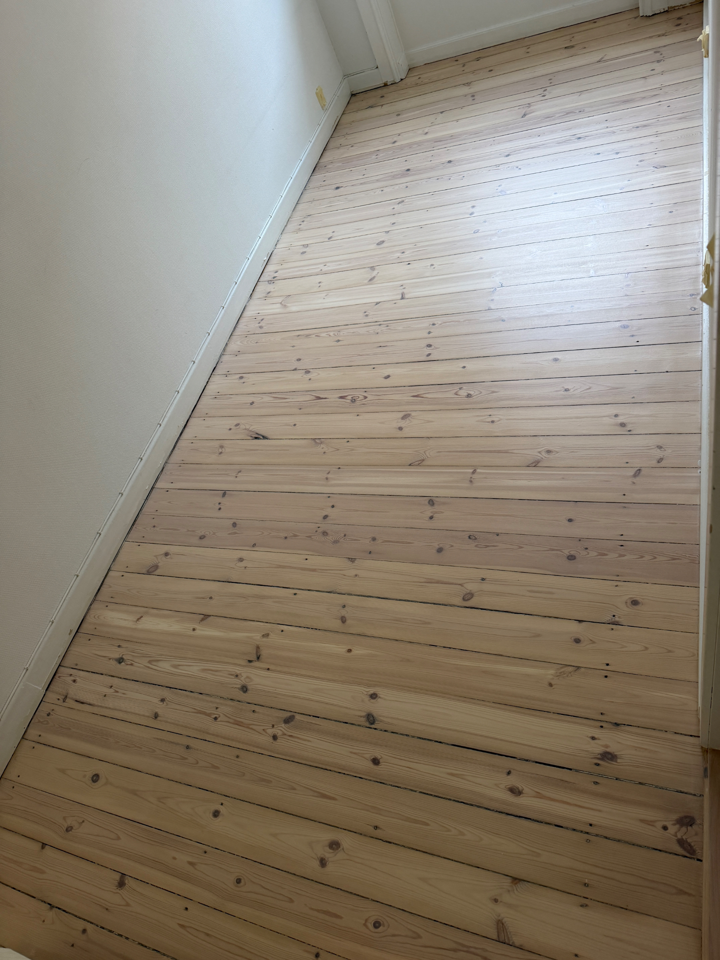 Plankegulv med hvid mat lak – rum